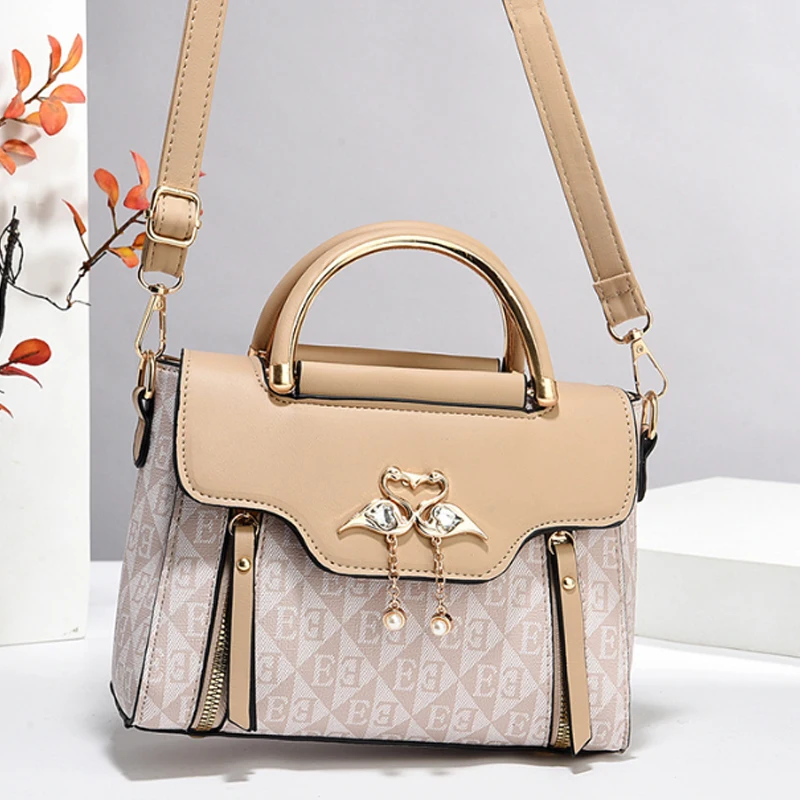 Женская квадратная сумка через плечо из искусственной кожи, большая вместительная модная универсальная сумка-кроссбоди для женщин
Женская квадратная сумка через плечо из искусственной кожи, большая вместительная модная универсальная сумка-кроссбоди для женщин