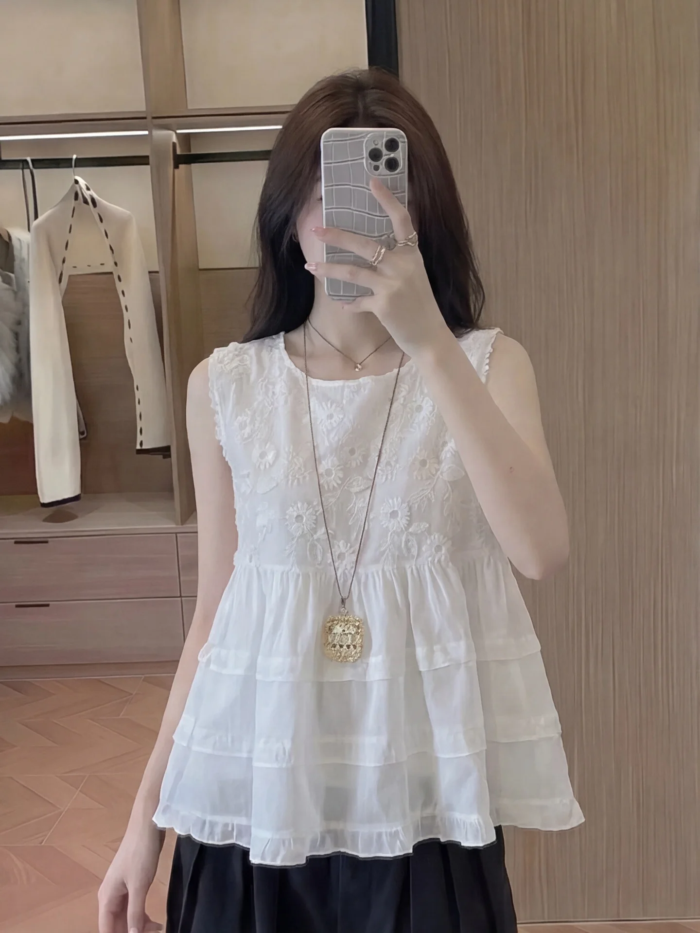 White Flower Embroidery Sleeveless Shirt Women's Summer Layered Tulle Loose Anti-Aging Slimming Vest Small Shirt
White Flower Embroidery Sleeveless Shirt Women's Summer Layered Tulle Loose Anti-Aging Slimming Vest Small Shirt