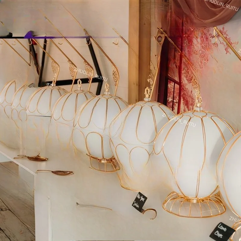 Restaurant Self-Service Dining 8 Lites Round gold Luxury Hot Pot with Hanging Lid White and gold Spherical 8L Hot Pot
Restaurant Self-Service Dining 8 Lites Round gold Luxury Hot Pot with Hanging Lid White and gold Spherical 8L Hot Pot