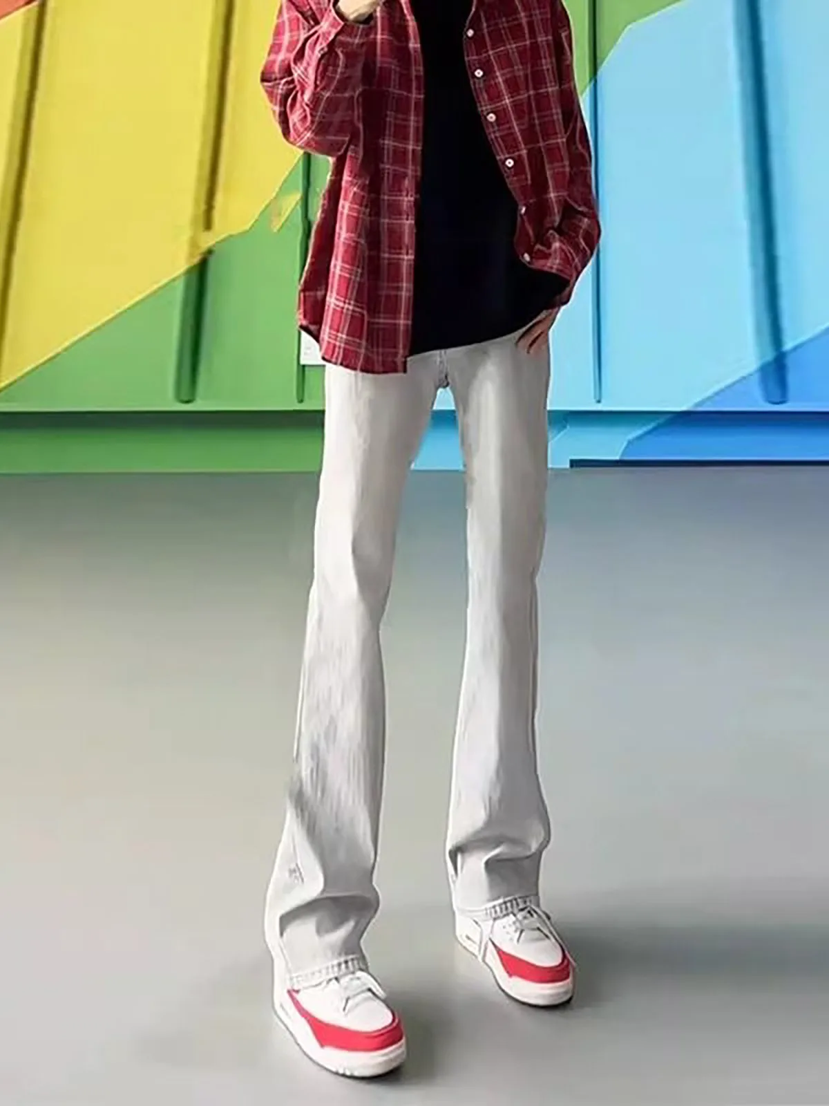 Джинсы Slim Fit прямого кроя, цвета цементно-серого, с микро-клешем, в американском стиле, повседневные, молодежные, модные, с вырезами.
Джинсы Slim Fit прямого кроя, цвета цементно-серого, с микро-клешем, в американском стиле, повседневные, молодежные, модные, с вырезами.