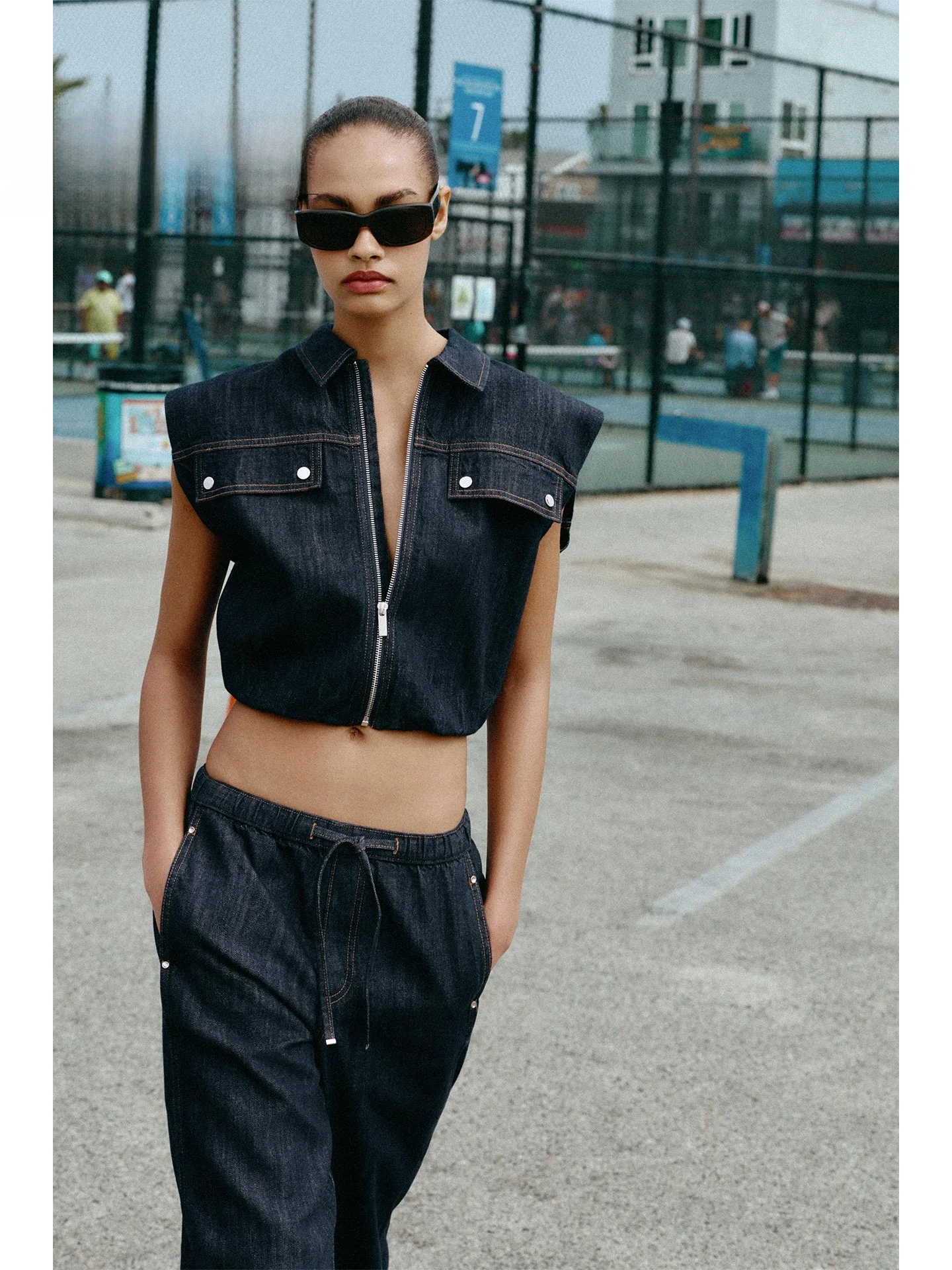 American Style Puffy Denim Sleeveless Top Women's Collar Zipper Slimming Design Casual Summer Shirt Loose Fit Basic Style
American Style Puffy Denim Sleeveless Top Women's Collar Zipper Slimming Design Casual Summer Shirt Loose Fit Basic Style