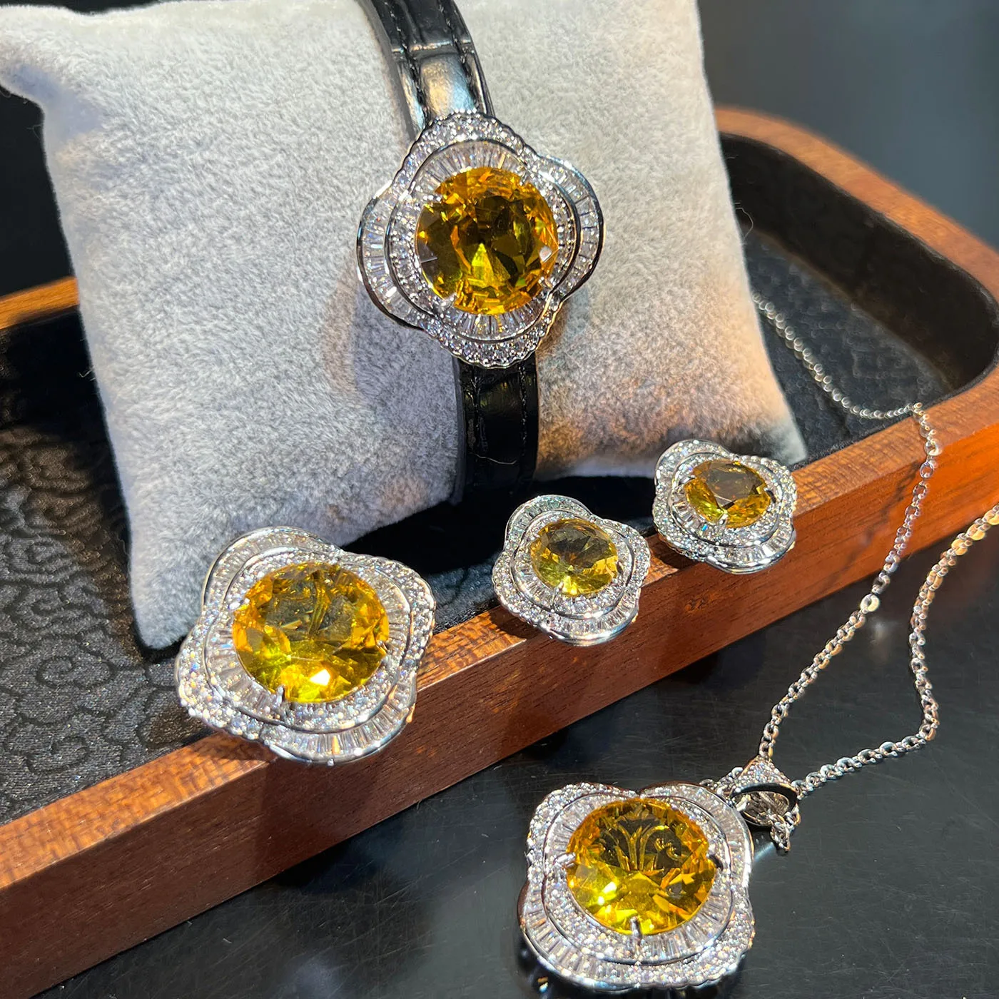Yellow red blue CZ Flower leaf Pendant necklace earrings Ring Bracelet Set 4pcs fashion elegant Jewelry for Party Everyday Wear
Yellow red blue CZ Flower leaf Pendant necklace earrings Ring Bracelet Set 4pcs fashion elegant Jewelry for Party Everyday Wear
