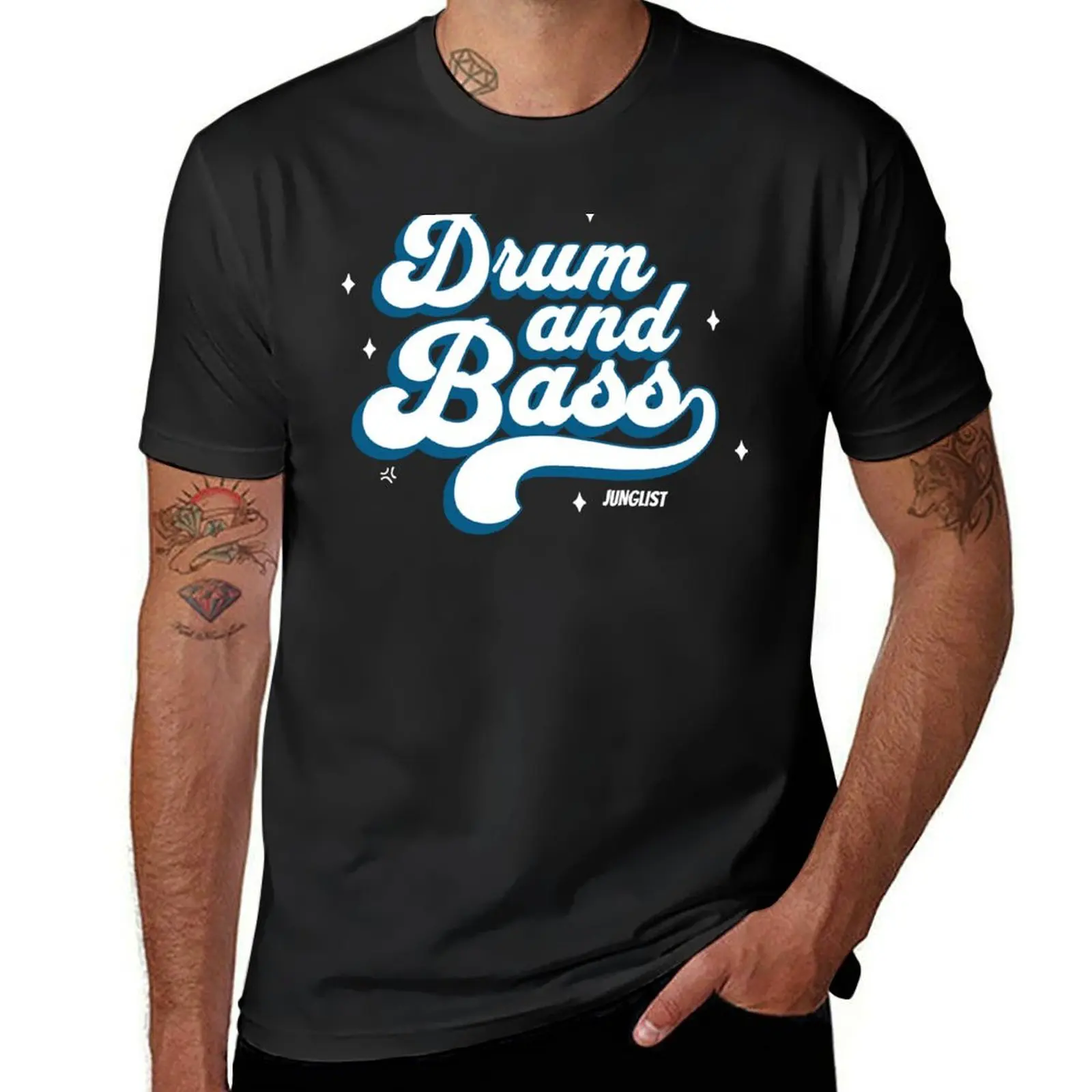 DRUM AND BASS - Junglist Retro Font (White/Blue) T-Shirt cute tops heavyweights vintage men clothings
DRUM AND BASS - Junglist Retro Font (White/Blue) T-Shirt cute tops heavyweights vintage men clothings
