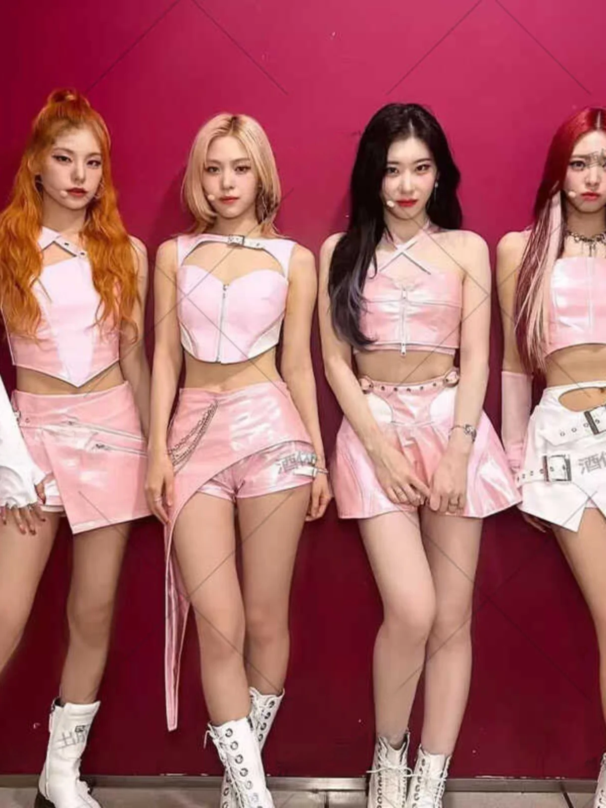 ITZY Female Group Performance Outfits KPOP Dance Show Bar Gogo Korean Jazz Style Stage Costumes Chinese Brand PU Material
ITZY Female Group Performance Outfits KPOP Dance Show Bar Gogo Korean Jazz Style Stage Costumes Chinese Brand PU Material