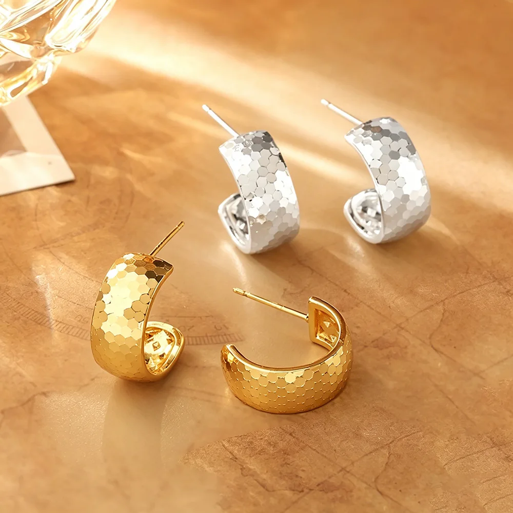 Fashionable and exquisite minimalist style C circle broken ice earrings high-end personality niche design cold style earrings
Fashionable and exquisite minimalist style C circle broken ice earrings high-end personality niche design cold style earrings