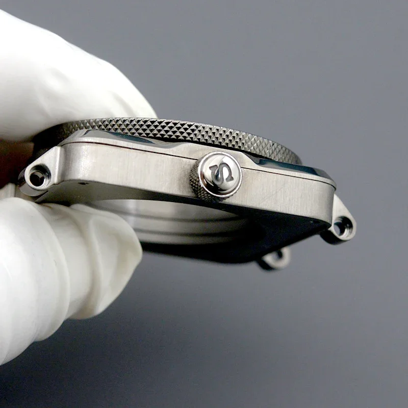 Мужской квадратный корпус для часов пистолета с сапфировым стеклом, водонепроницаемость 10 АТМ, подходит для NH34, NH35, NH36, NH38, NH39, детали механизма
Мужской квадратный корпус для часов пистолета с сапфировым стеклом, водонепроницаемость 10 АТМ, подходит для NH34, NH35, NH36, NH38, NH39, детали механизма