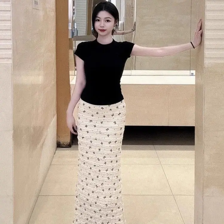 Лето 2025: Новая длинная юбка с узором в виде узлов, универсальная, стройнящая, в пол, в корейском стиле, из полиэстера.
Лето 2025: Новая длинная юбка с узором в виде узлов, универсальная, стройнящая, в пол, в корейском стиле, из полиэстера.