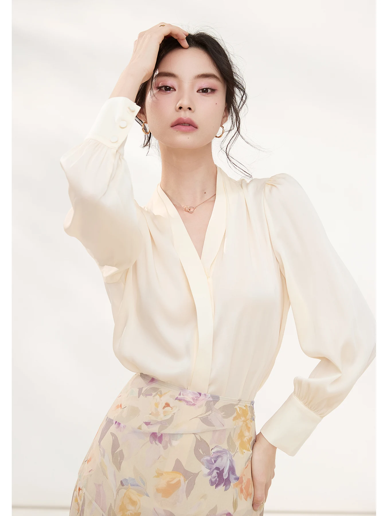 Ele Romantic Silk irt Women's Faion Spring 2026 Long Sve V-Ne Straight Cut Button up Top High-End Feel Casual Wear
Ele Romantic Silk irt Women's Faion Spring 2026 Long Sve V-Ne Straight Cut Button up Top High-End Feel Casual Wear