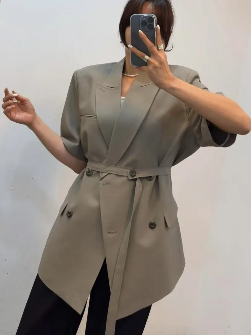 Women's Double-Breasted Short-Sleeved Suit Jacket Loose Fit Waist-Cinching Slimming Vintage Style Simple Versatile Top
Women's Double-Breasted Short-Sleeved Suit Jacket Loose Fit Waist-Cinching Slimming Vintage Style Simple Versatile Top