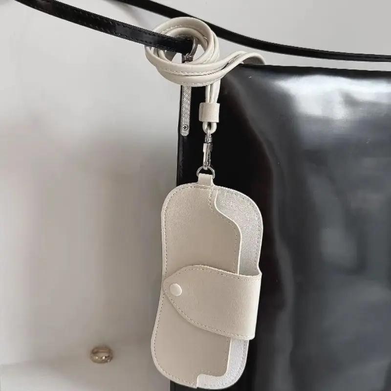 Модные двусторонние кожаные очки из искусственной кожи, защитный чехол, портативный кожаный зеркальный зажим, сумка для очков на шею, анти-потерянные очки
Модные двусторонние кожаные очки из искусственной кожи, защитный чехол, портативный кожаный зеркальный зажим, сумка для очков на шею, анти-потерянные очки