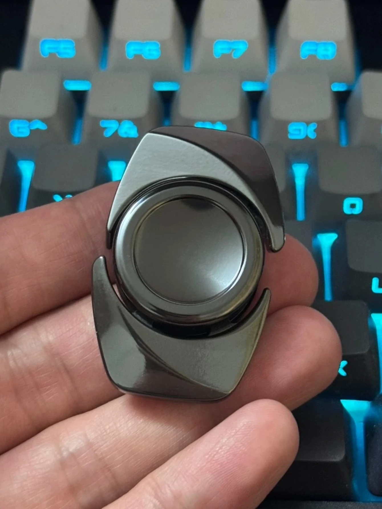 TW Heard That Zirconium Throwing Cloud Pivot Limited Edition Fingertip Gyroscope
TW Heard That Zirconium Throwing Cloud Pivot Limited Edition Fingertip Gyroscope