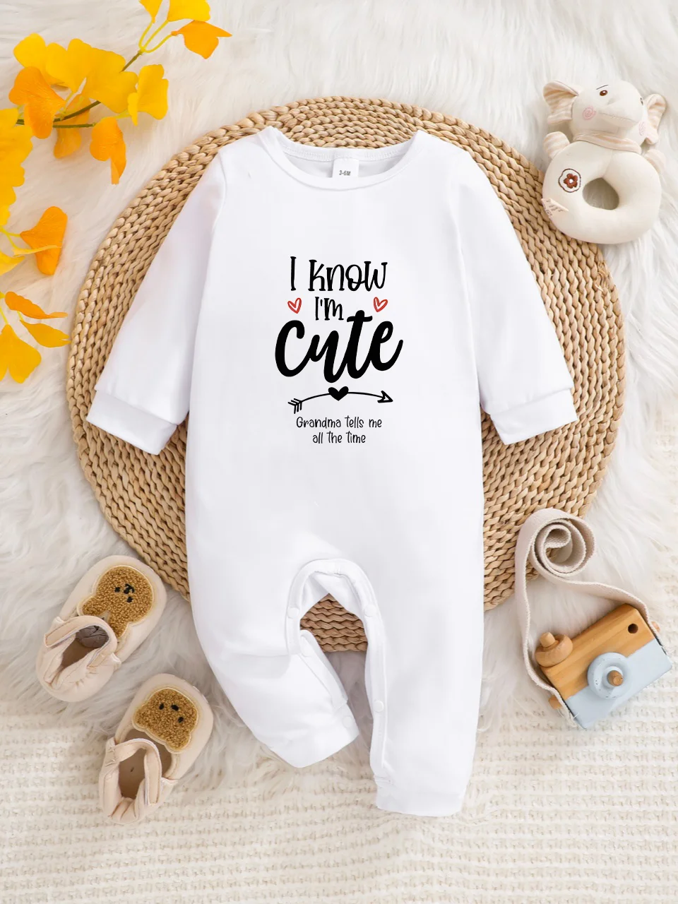A baby long-sleeved onesie with interesting letter prints. It features a buttoned design for easy putting on and taking off, and
A baby long-sleeved onesie with interesting letter prints. It features a buttoned design for easy putting on and taking off, and