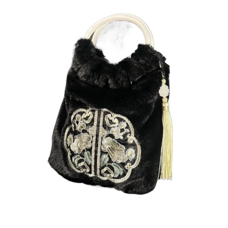 New Chinese Style Festival Wedding Ceremony Accompanied By National Wind Plush Embroidery Bag National Style Cheongsam Small Bag
New Chinese Style Festival Wedding Ceremony Accompanied By National Wind Plush Embroidery Bag National Style Cheongsam Small Bag