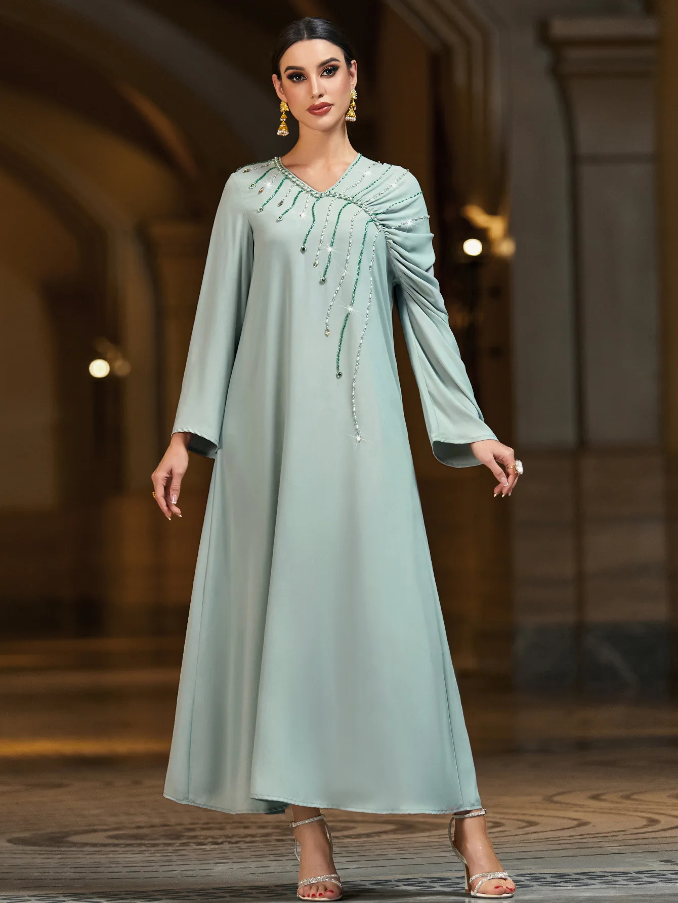 Middle East Saudi Arabia Dubai Muslim Women's Robe V-neck Handmade Diamond Single Side Fold Long Skirt Pleat Long Dress
Middle East Saudi Arabia Dubai Muslim Women's Robe V-neck Handmade Diamond Single Side Fold Long Skirt Pleat Long Dress