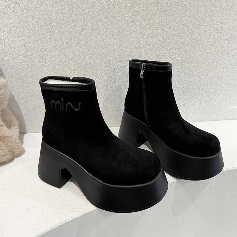 Women Platform High Heels Ankle Boots Suede Chunky New Fashion Shoes 2025 Trend Winter Chelsea Boots Designer Zipper Botas Mujer
Women Platform High Heels Ankle Boots Suede Chunky New Fashion Shoes 2025 Trend Winter Chelsea Boots Designer Zipper Botas Mujer