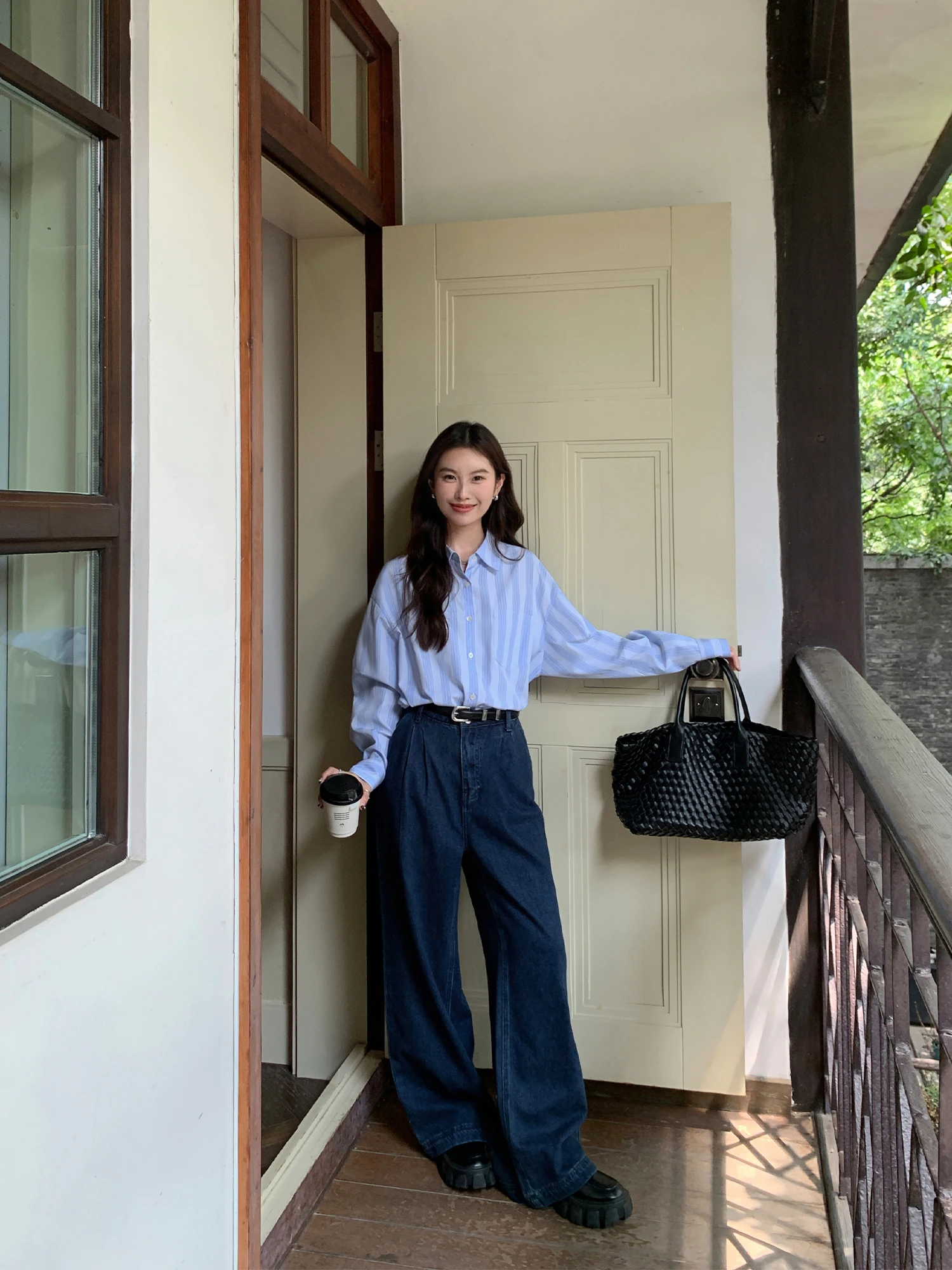 Темно-синие повседневные широкие длинные брюки с высокой талией, женские джинсы свободного кроя, брюки длиной до пола от Mulvan
Темно-синие повседневные широкие длинные брюки с высокой талией, женские джинсы свободного кроя, брюки длиной до пола от Mulvan