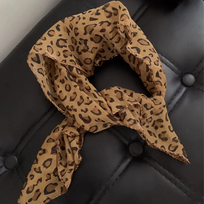 Retro Leopard Print Bandana Square Hair Scarf Trendy Y2K Headscarf Stylish Head Accessories for Women Street Wear Waist Belts
Retro Leopard Print Bandana Square Hair Scarf Trendy Y2K Headscarf Stylish Head Accessories for Women Street Wear Waist Belts