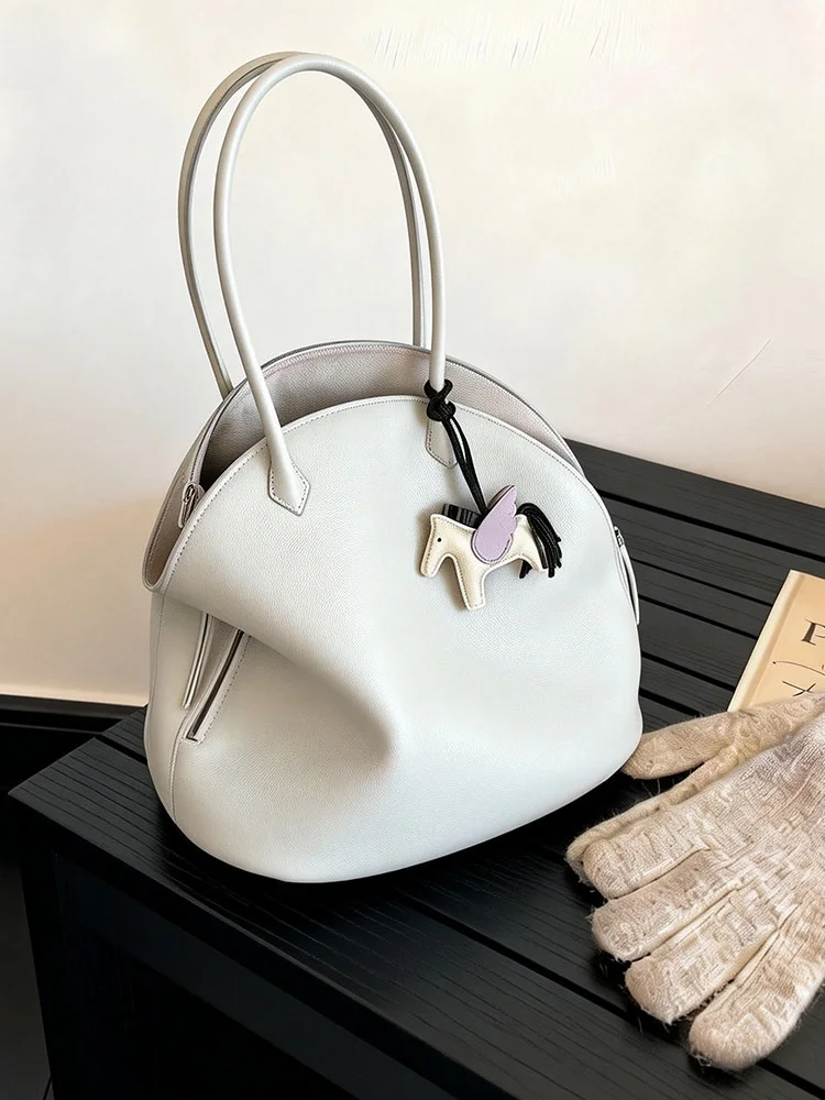 Tote Bag Women's Summer 2026 Handheld Milkshake White Bag Single Shoulder Underarm Luxury Sensation Bag Casual Style
Tote Bag Women's Summer 2026 Handheld Milkshake White Bag Single Shoulder Underarm Luxury Sensation Bag Casual Style