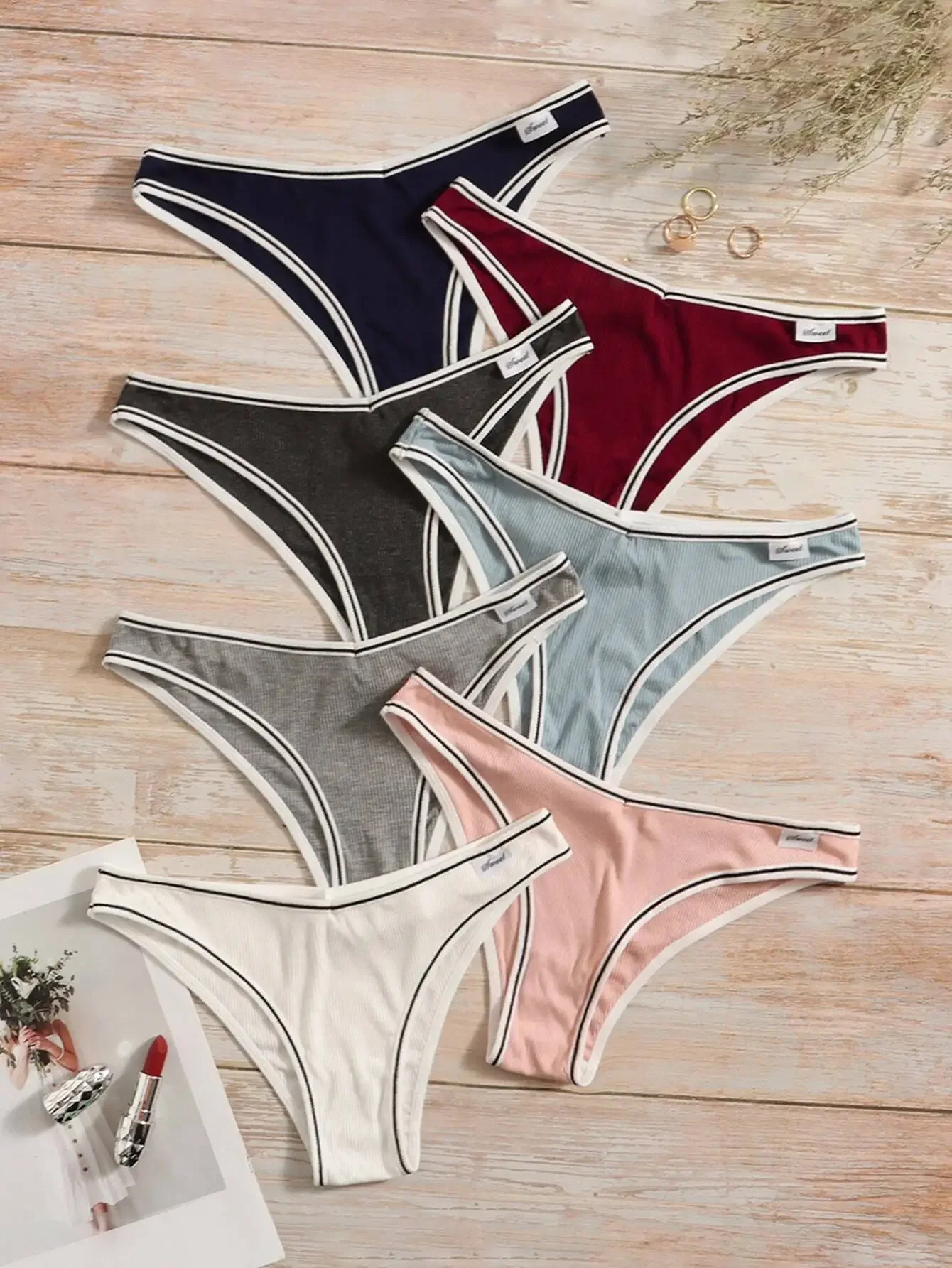 Women's Multicolor Print High Stretch Bikini Panties With Contrast Binding
Women's Multicolor Print High Stretch Bikini Panties With Contrast Binding
