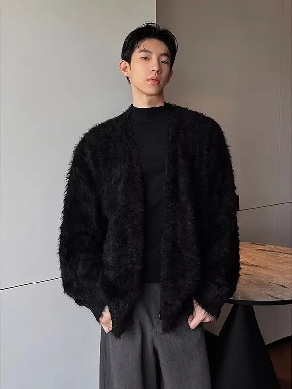 Мужской кардиган с V-образным вырезом на пуговицах, корейский стиль, модный, элегантный, высококачественный, из норкового трикотажа, трендовая верхняя одежда
Мужской кардиган с V-образным вырезом на пуговицах, корейский стиль, модный, элегантный, высококачественный, из норкового трикотажа, трендовая верхняя одежда