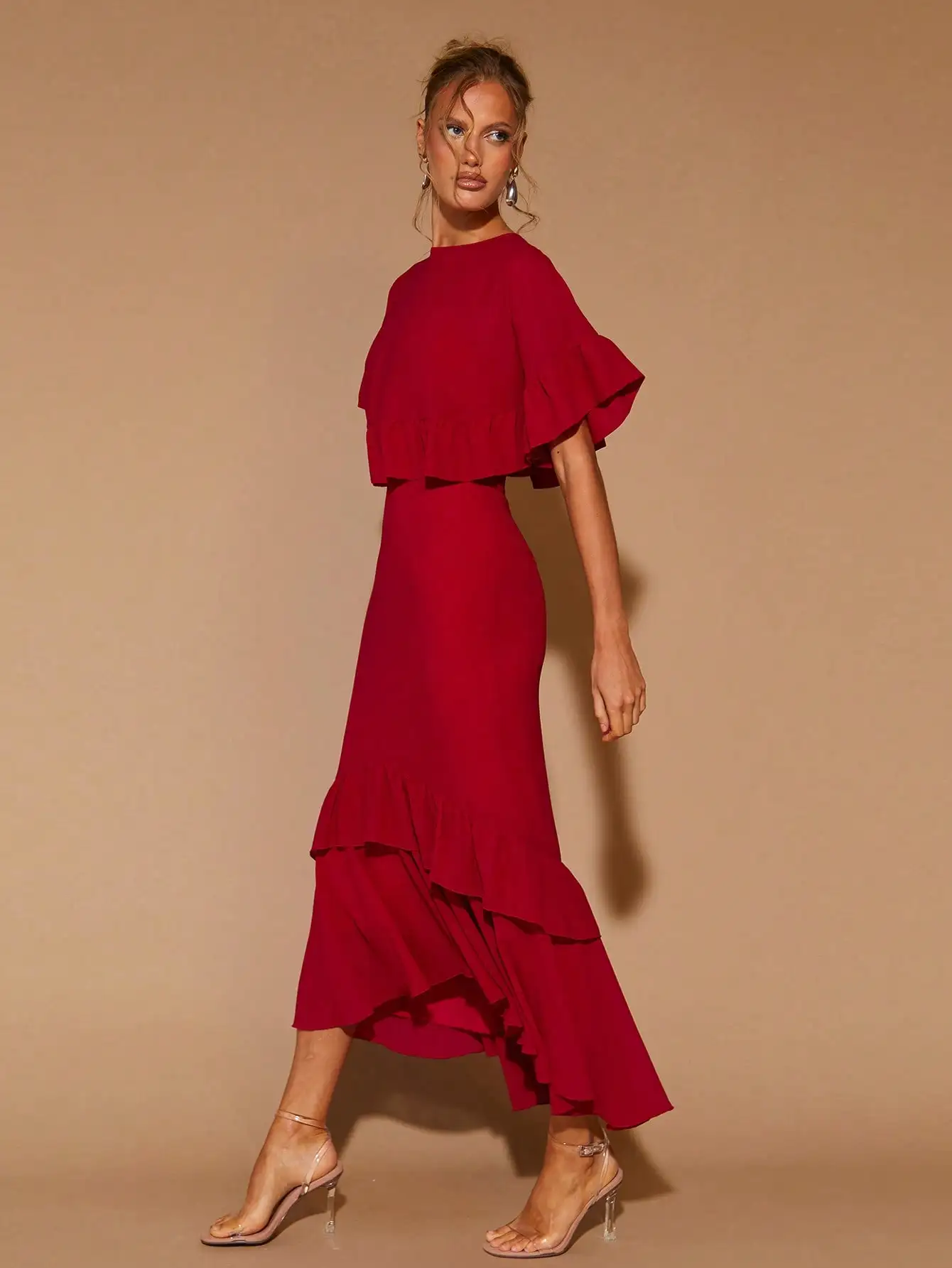 Женское красное платье миди с круглым вырезом, рюшами и расклешенными рукавами
Женское красное платье миди с круглым вырезом, рюшами и расклешенными рукавами