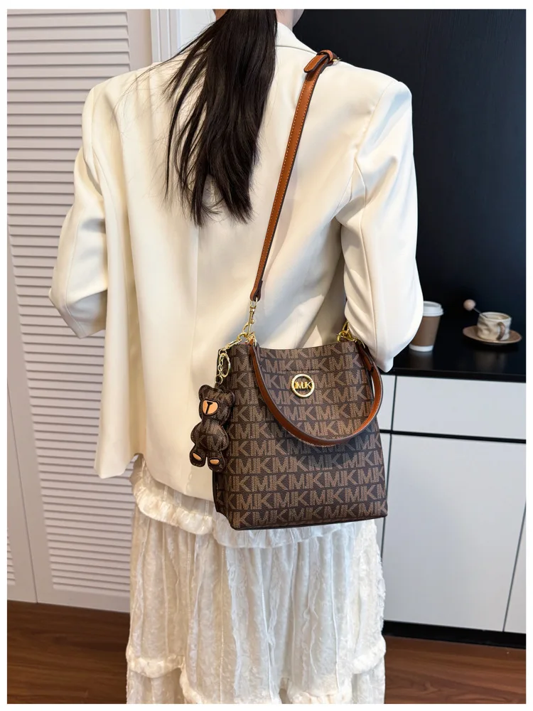 2026 Summer New Style Women's Retro Handbag - Versatile Trendy Large Capacity Bucket Bag Fashion Shoulder Sling Bag
2026 Summer New Style Women's Retro Handbag - Versatile Trendy Large Capacity Bucket Bag Fashion Shoulder Sling Bag