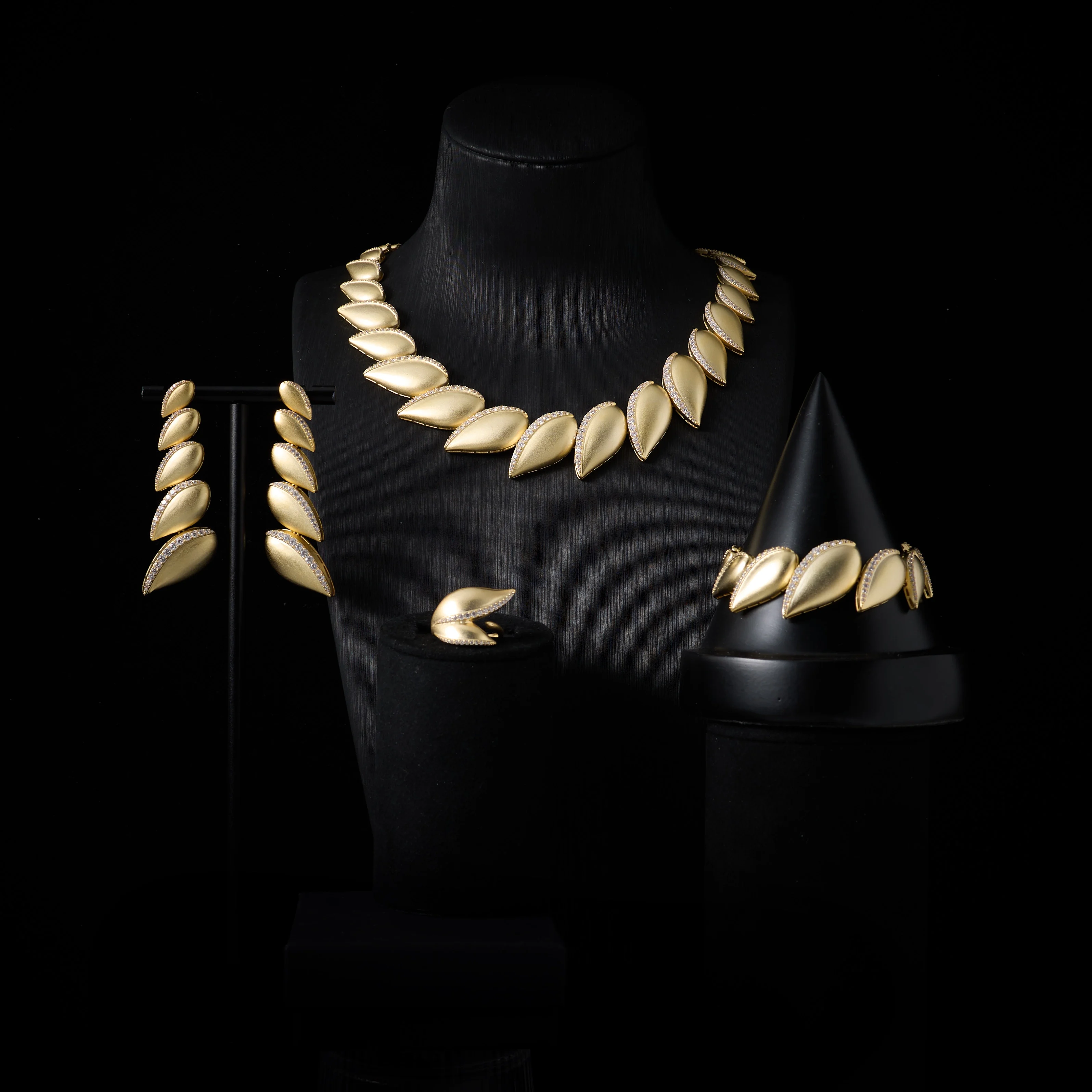 IN JEWELIFE Elegant Matte Gold Leaf-Shaped 4-Piece Jewelry Set - Cubic Zirconia Inlaid Statement Necklace Set For Formal Occasio
IN JEWELIFE Elegant Matte Gold Leaf-Shaped 4-Piece Jewelry Set - Cubic Zirconia Inlaid Statement Necklace Set For Formal Occasio