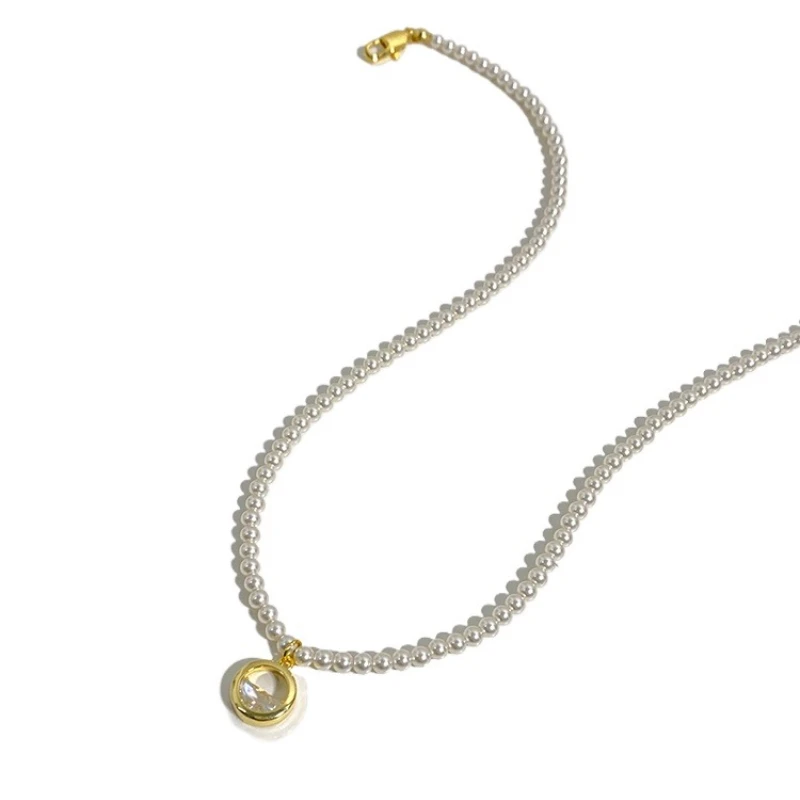 Simple and fashionable pearl necklace, exquisite zircon round pendant, millet bead collarbone chain.
Simple and fashionable pearl necklace, exquisite zircon round pendant, millet bead collarbone chain.