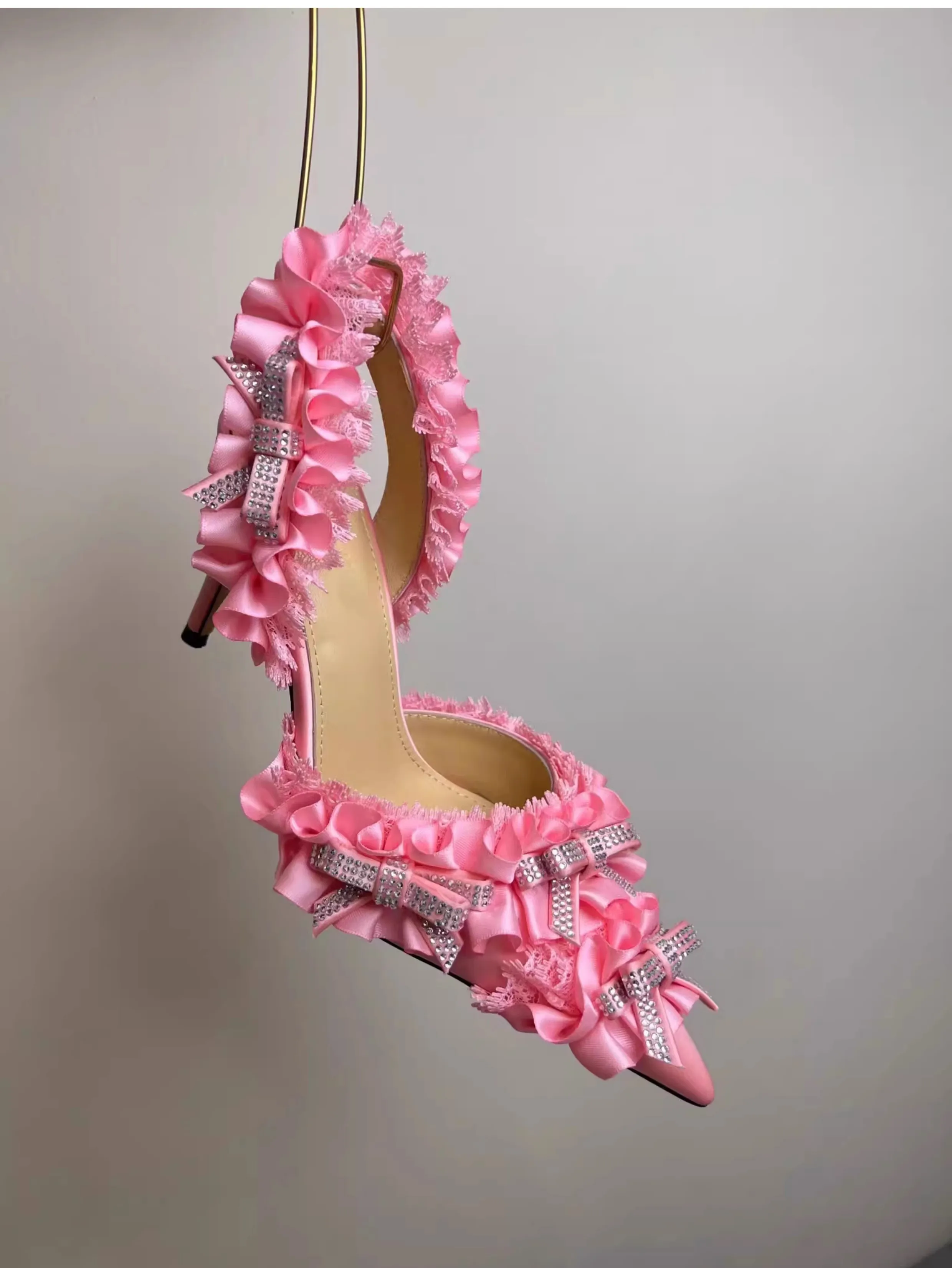 2024 New High end Pointed Single Shoes Sexy Diamond Bow Decoration Lace e Fashion Versatile High Heel Sandals
2024 New High end Pointed Single Shoes Sexy Diamond Bow Decoration Lace e Fashion Versatile High Heel Sandals