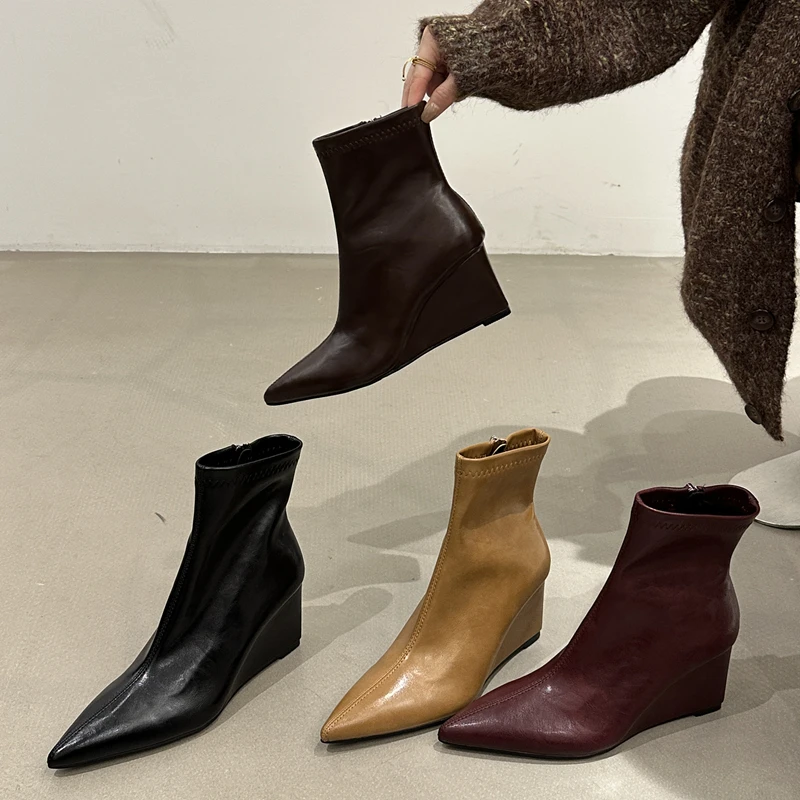 SUOJIALUN/2025 новые брендовые женские короткие ботинки, модные женские элегантные ботильоны на высокой танкетке, уличная обувь, туфли-лодочки «Челси» 
SUOJIALUN/2025 новые брендовые женские короткие ботинки, модные женские элегантные ботильоны на высокой танкетке, уличная обувь, туфли-лодочки «Челси»