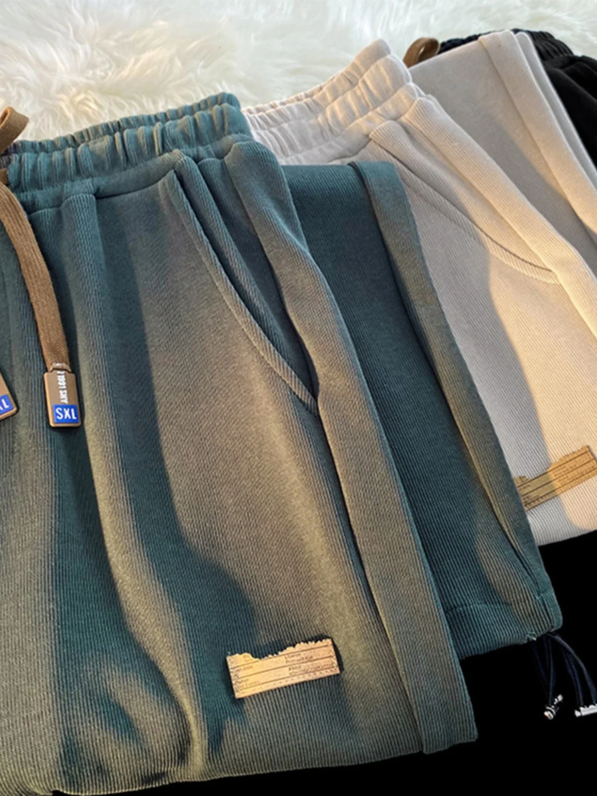 Мужские свободные брюки прямого кроя с завязками, осенне-зимние повседневные длинные штаны, американские спортивные брюки, молодежный модный тренд
Мужские свободные брюки прямого кроя с завязками, осенне-зимние повседневные длинные штаны, американские спортивные брюки, молодежный модный тренд