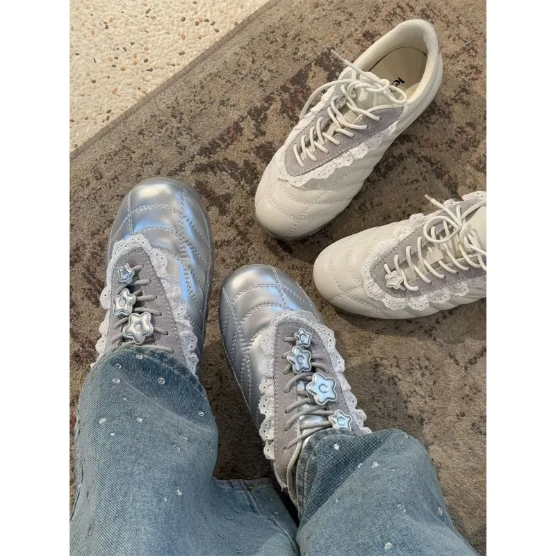 2025 Spring New Ballet Flats Lace Retro Strap Casual Shoes Balletcore Football White Silver Retro Sweet Flower Training Shoes
2025 Spring New Ballet Flats Lace Retro Strap Casual Shoes Balletcore Football White Silver Retro Sweet Flower Training Shoes