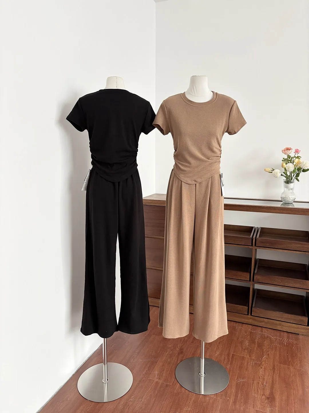 Summer 2026 Korean Style Retro Simple round Neck Slim Fit Short Sleeve T-Shirt High Waist Wide Leg Pants Two Piece Set Women'...
Summer 2026 Korean Style Retro Simple round Neck Slim Fit Short Sleeve T-Shirt High Waist Wide Leg Pants Two Piece Set Women'...