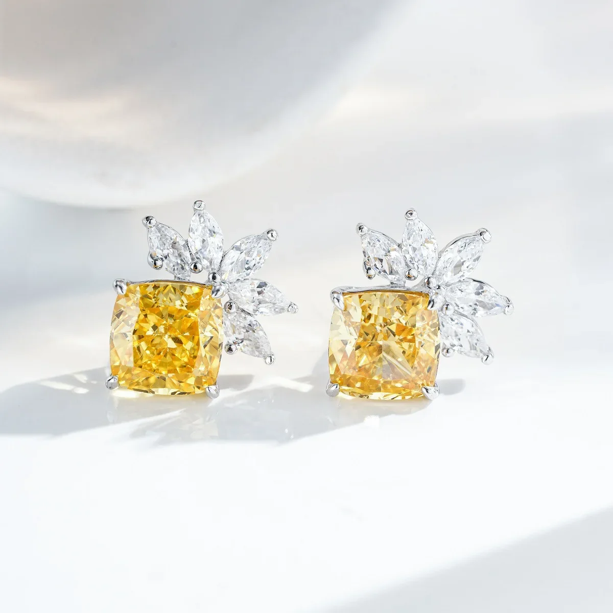 PT950 platinum gold stud earrings for women - classic Radiant Cut yellow diamonds and aquamarine gemstones.
PT950 platinum gold stud earrings for women - classic Radiant Cut yellow diamonds and aquamarine gemstones.
