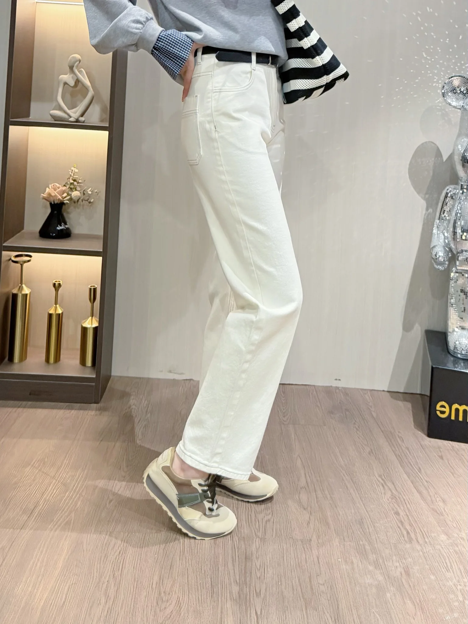 White High Waist Cone Shaped Jeans Women's Casual Slimming Spring New Style Versatile Cotton Pants Button Closure
White High Waist Cone Shaped Jeans Women's Casual Slimming Spring New Style Versatile Cotton Pants Button Closure