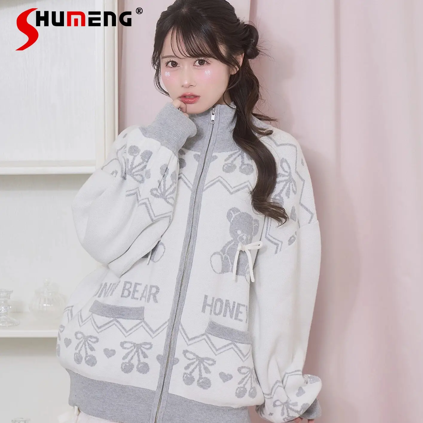 Japanese Style Sweet Cute Girl's Stand Collar Long-sleeve Zipper Loose Versatile Knitted Cardigan Jacket for Women Spring 2026
Japanese Style Sweet Cute Girl's Stand Collar Long-sleeve Zipper Loose Versatile Knitted Cardigan Jacket for Women Spring 2026