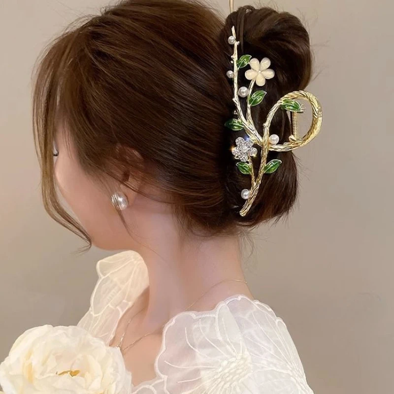 Exquisite Rhinestone Flower Alloy Hair Claw for Women Female Hairpins At The Back of High-end Lady Shark Hair Clip New Headwear
Exquisite Rhinestone Flower Alloy Hair Claw for Women Female Hairpins At The Back of High-end Lady Shark Hair Clip New Headwear