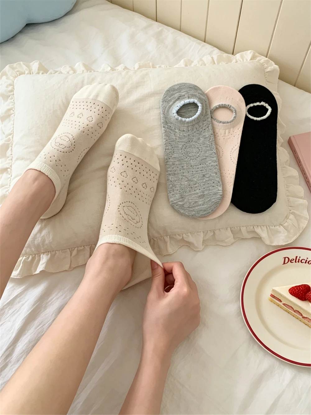 Invisible Short Socks Breathable Light Mouth Thin Invisible Slip Resistant Non Slip Thin Boat Socks for Women Cotton Hollow out
Invisible Short Socks Breathable Light Mouth Thin Invisible Slip Resistant Non Slip Thin Boat Socks for Women Cotton Hollow out