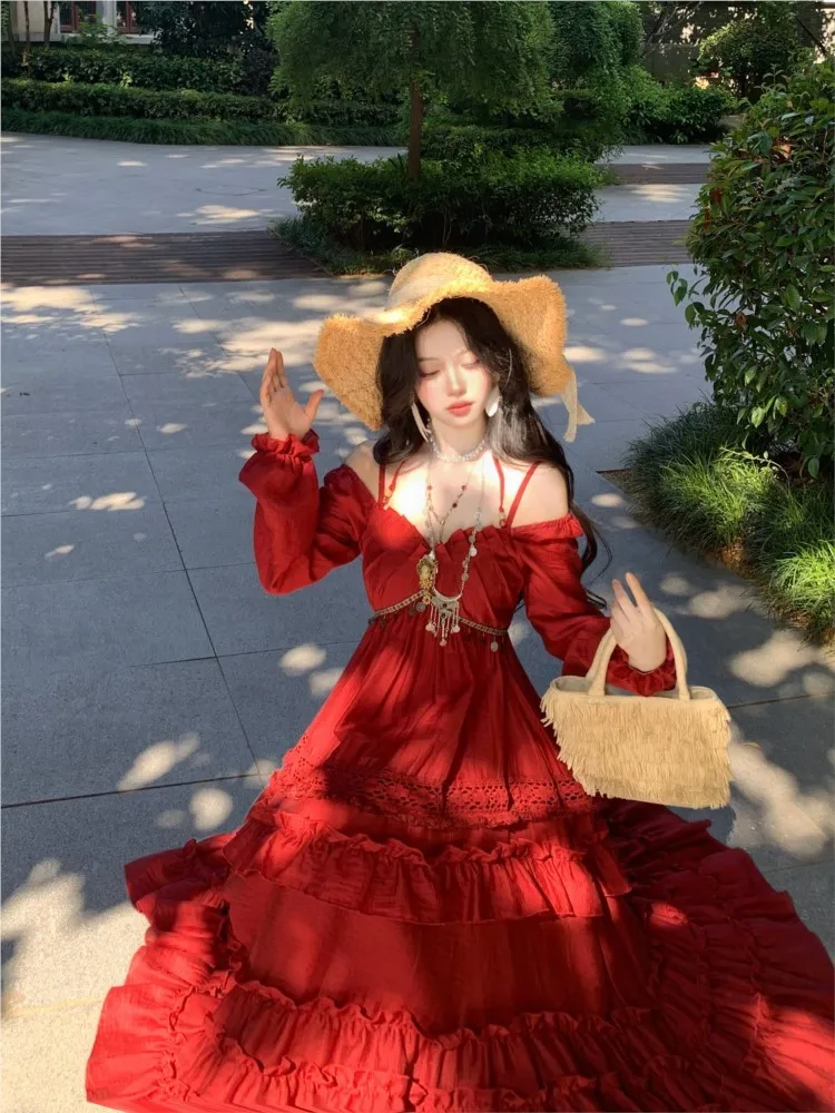A long-sleeved red dress with halter neck and one-shoulder design that makes the skin fairer
A long-sleeved red dress with halter neck and one-shoulder design that makes the skin fairer