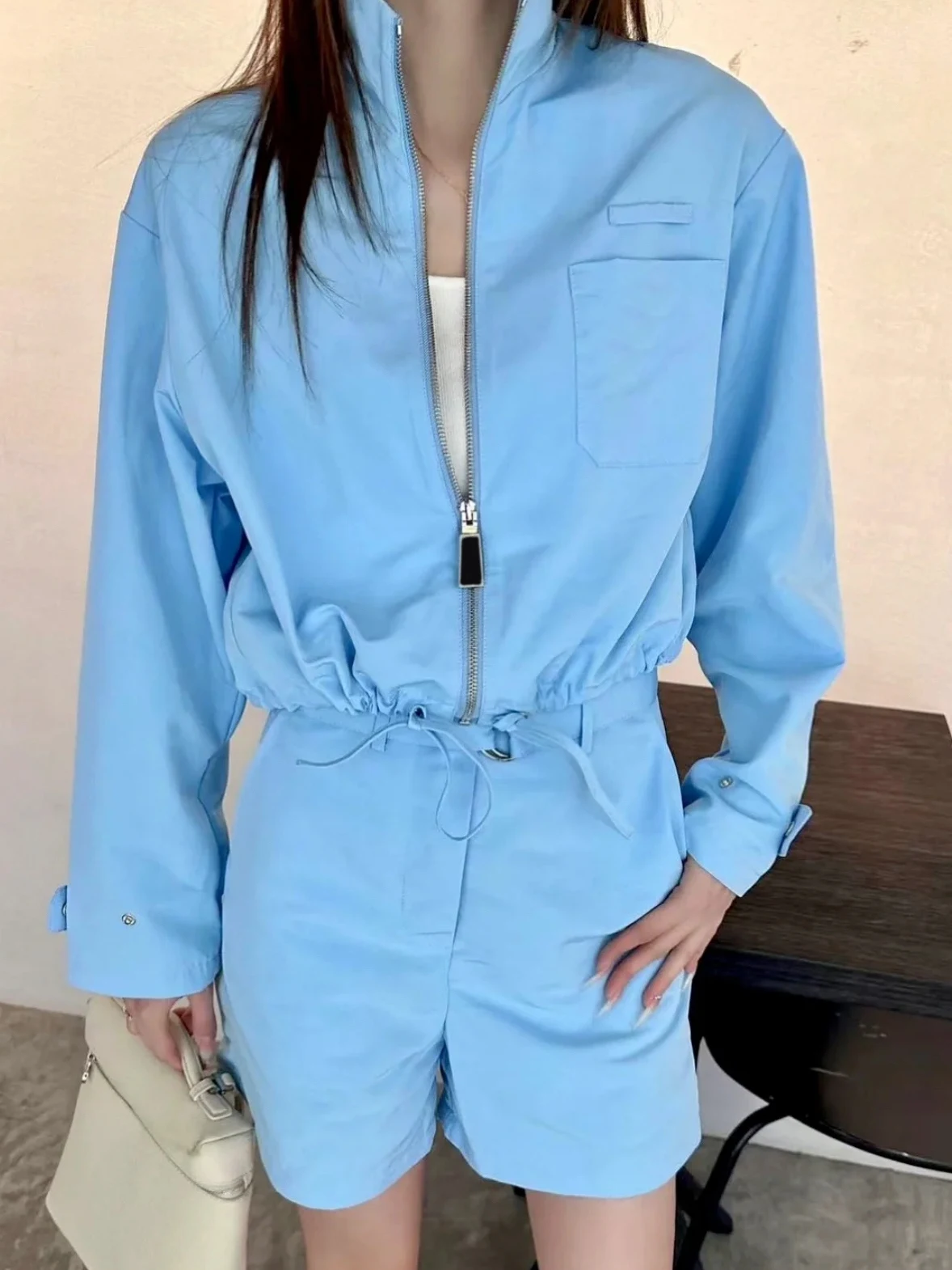 Womens Light Nylon Jacket High Waist Shorts Set Classic Hot Girl Solid Lapel Long Sleeve Zipper Jacket Small Hot Pants With Belt
Womens Light Nylon Jacket High Waist Shorts Set Classic Hot Girl Solid Lapel Long Sleeve Zipper Jacket Small Hot Pants With Belt