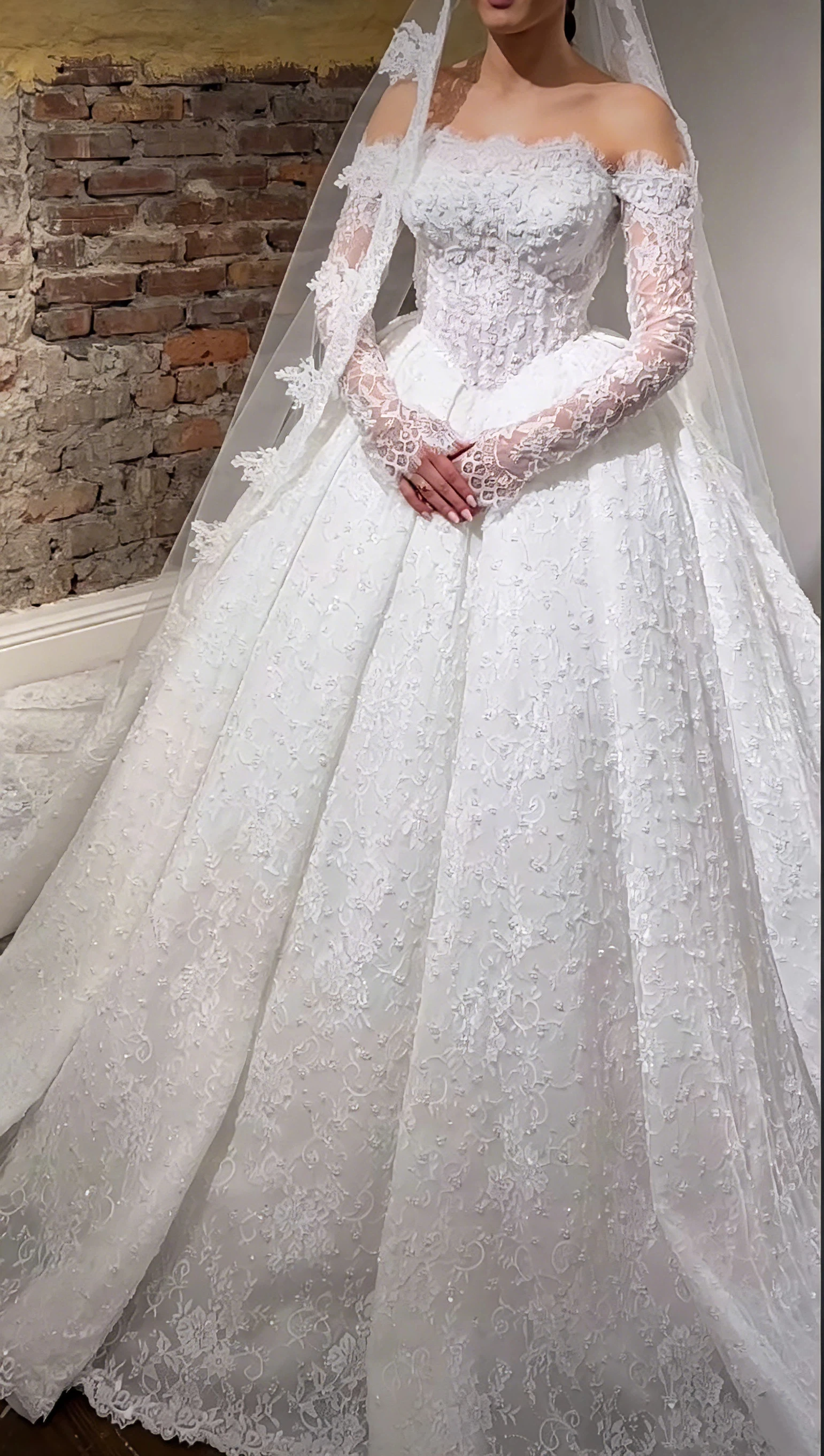 Off Shoulder Long Sleeve Ball Gown Wedding Dress Luxury Lace Beaded Bridal Gown Sparkly Princess Wedding Dresses Customized
Off Shoulder Long Sleeve Ball Gown Wedding Dress Luxury Lace Beaded Bridal Gown Sparkly Princess Wedding Dresses Customized