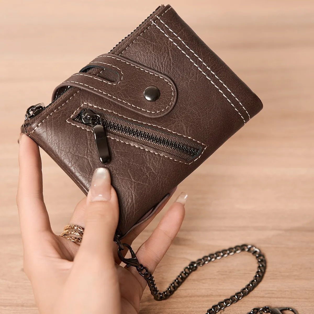 Vintage PU Leather Wallet with Detachable Chain - Men's Multi-Compartment Bifold Purse, Durable Organizer for EDC Essentials
Vintage PU Leather Wallet with Detachable Chain - Men's Multi-Compartment Bifold Purse, Durable Organizer for EDC Essentials