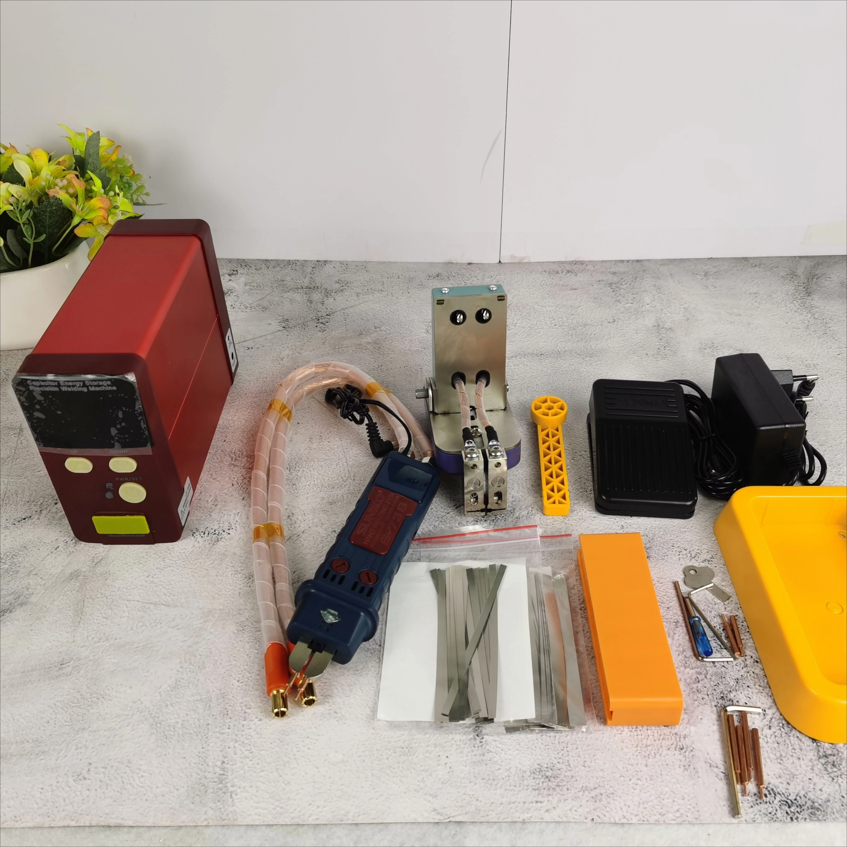 The 801D nickel welding machine battery machine and 220V new spot welding battery pack with 0.3mm precision are now available
The 801D nickel welding machine battery machine and 220V new spot welding battery pack with 0.3mm precision are now available