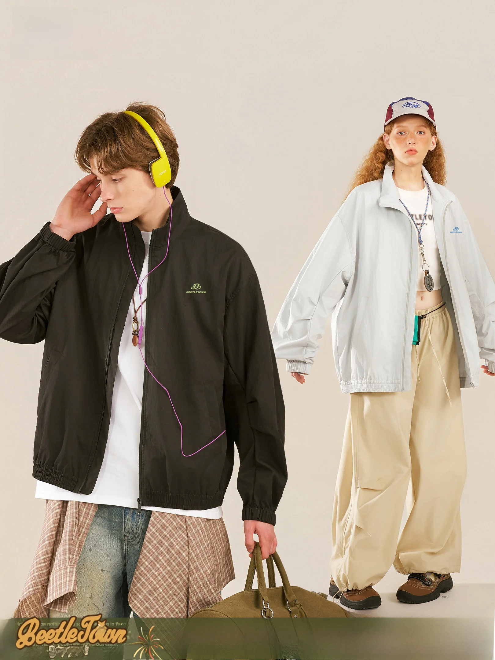 Легкая водонепроницаемая куртка Beetle Town American Sle с воротником-стойкой для женщин, новая весенняя коллекция, цветная спортивная верхняя одежда
Легкая водонепроницаемая куртка Beetle Town American Sle с воротником-стойкой для женщин, новая весенняя коллекция, цветная спортивная верхняя одежда