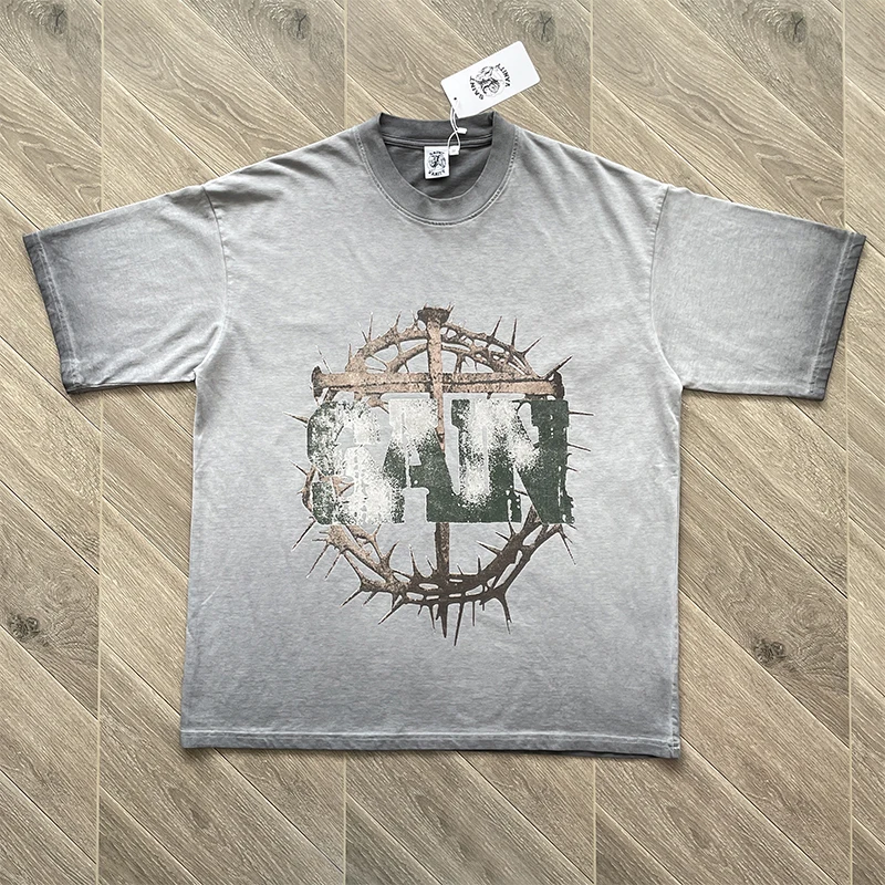 Футболка с художественным принтом в виде шипов, повседневная, из стираного хлопка, молодежная, модная, летняя, бренд SAINT VANI, с круглым вырезом
Футболка с художественным принтом в виде шипов, повседневная, из стираного хлопка, молодежная, модная, летняя, бренд SAINT VANI, с круглым вырезом