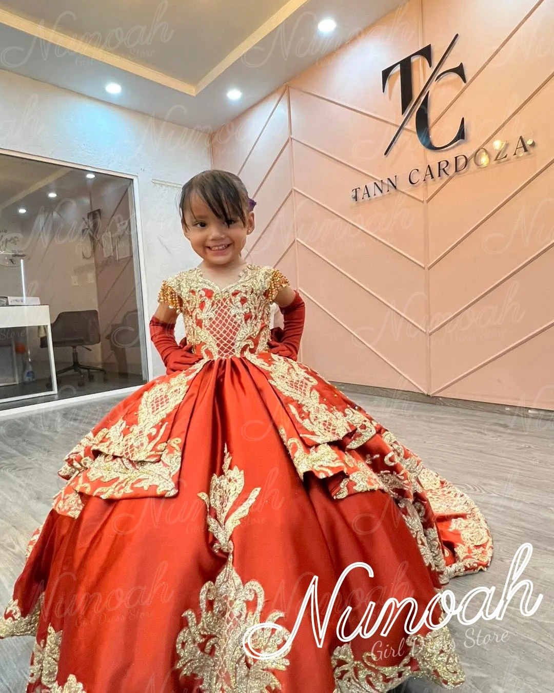 Red Satin Flower Girl Dress For Wedding Lace Appliques Girl Birthday Party with Bow Floor Length First Communion Gown Customized
Red Satin Flower Girl Dress For Wedding Lace Appliques Girl Birthday Party with Bow Floor Length First Communion Gown Customized
