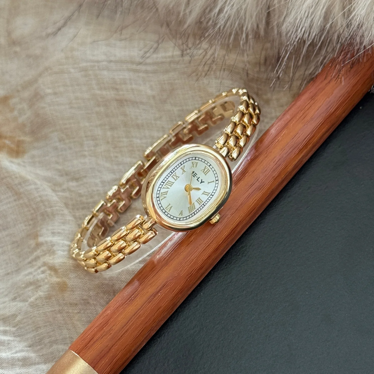 Simple Oval Dial Gold Bracelet Women Wristwatch Student Versatile Watches Fashion Ladies Quartz Watch Reloj Mujer Girls Clock
Simple Oval Dial Gold Bracelet Women Wristwatch Student Versatile Watches Fashion Ladies Quartz Watch Reloj Mujer Girls Clock