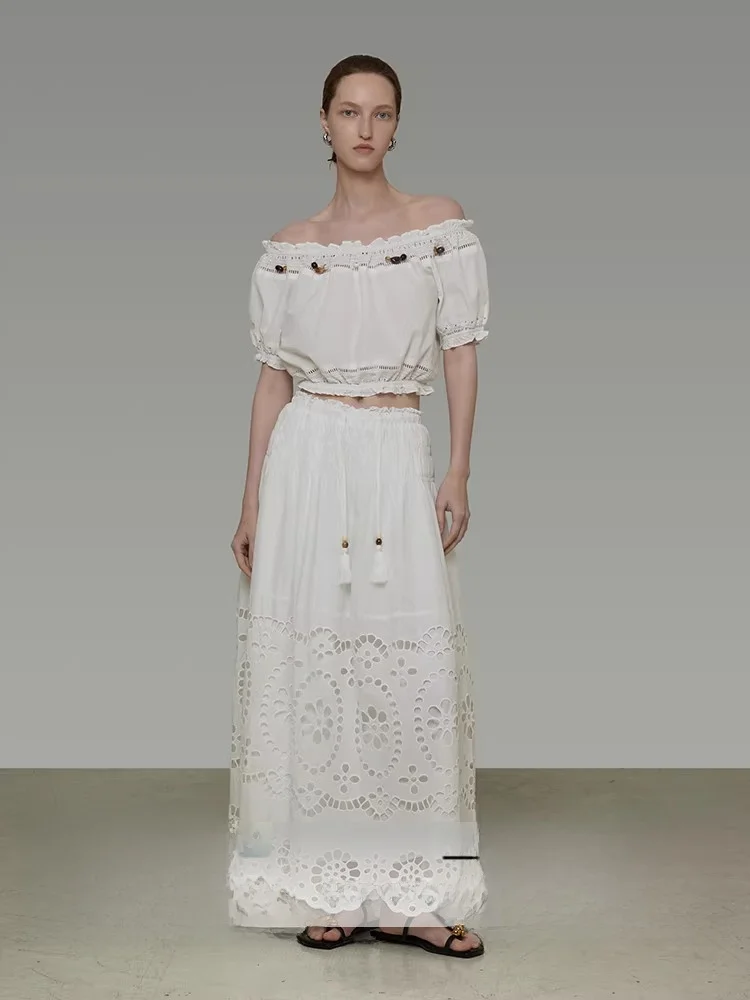 Летний комплект из двух предметов: топ с вырезами на плечах и юбка. Оригинальный дизайн. Элегантный хлопковый костюм для работы.
Летний комплект из двух предметов: топ с вырезами на плечах и юбка. Оригинальный дизайн. Элегантный хлопковый костюм для работы.