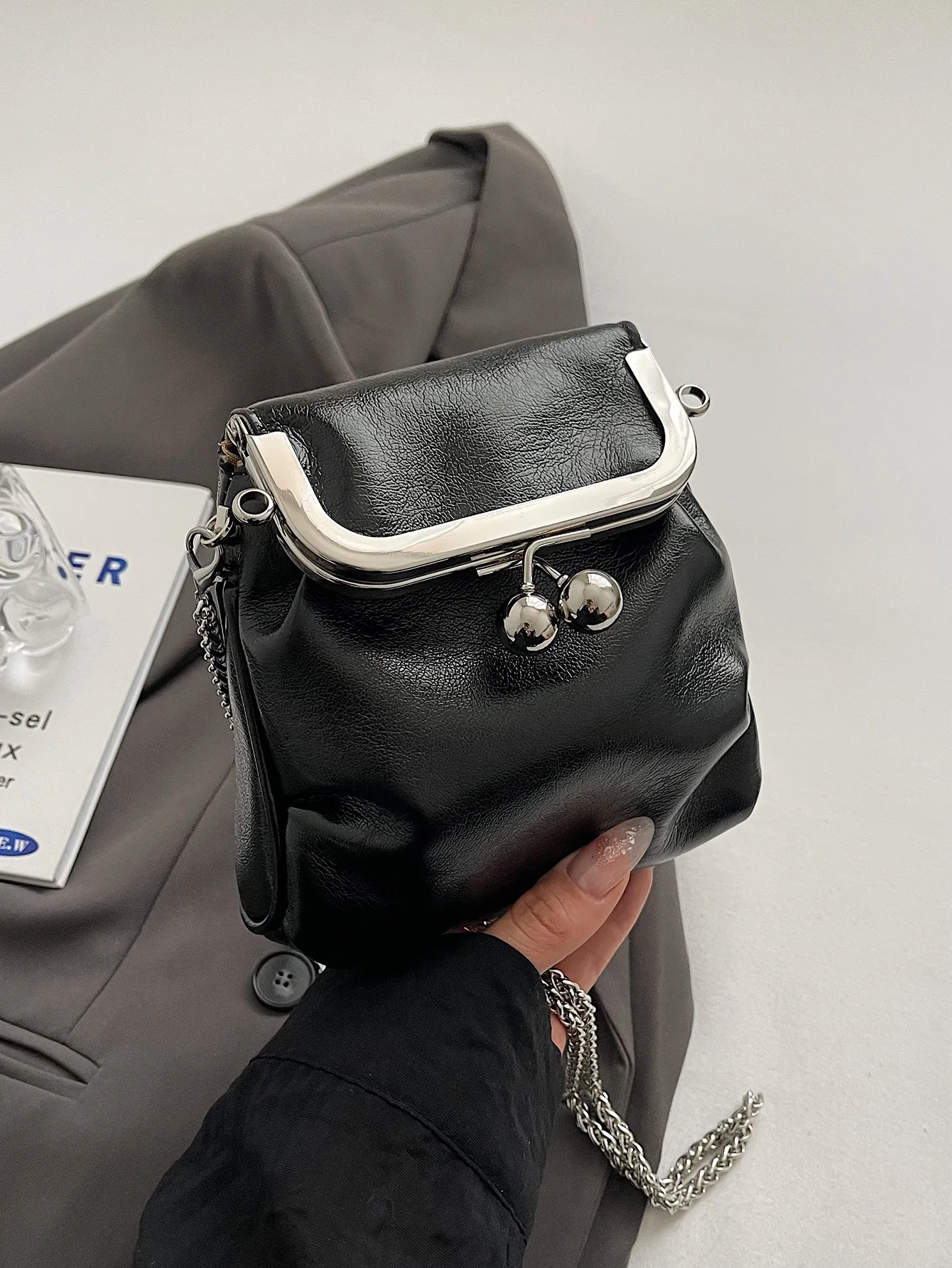Women Metallic Mini Clip Shoulder Bag Vintage Chain Crossbody Bag Fashion Shiny PU Leather Small Evening Party Handbag
Women Metallic Mini Clip Shoulder Bag Vintage Chain Crossbody Bag Fashion Shiny PU Leather Small Evening Party Handbag