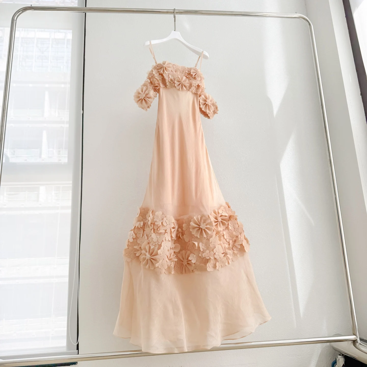 Peach Floral Applique Off-Shoulder Maxi Dress for Women Elegant Evening Party Wedding Dresses Australian Designer Luxury Holiday
Peach Floral Applique Off-Shoulder Maxi Dress for Women Elegant Evening Party Wedding Dresses Australian Designer Luxury Holiday